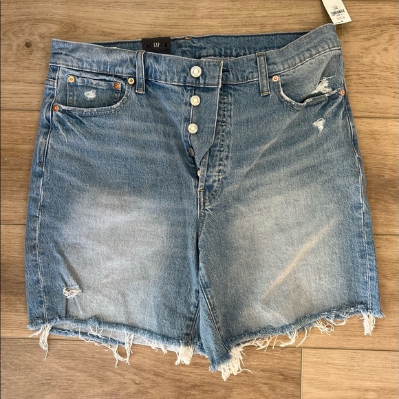 Size 14 Tall gap denim shorts. NWT. - Picture 1 of 3